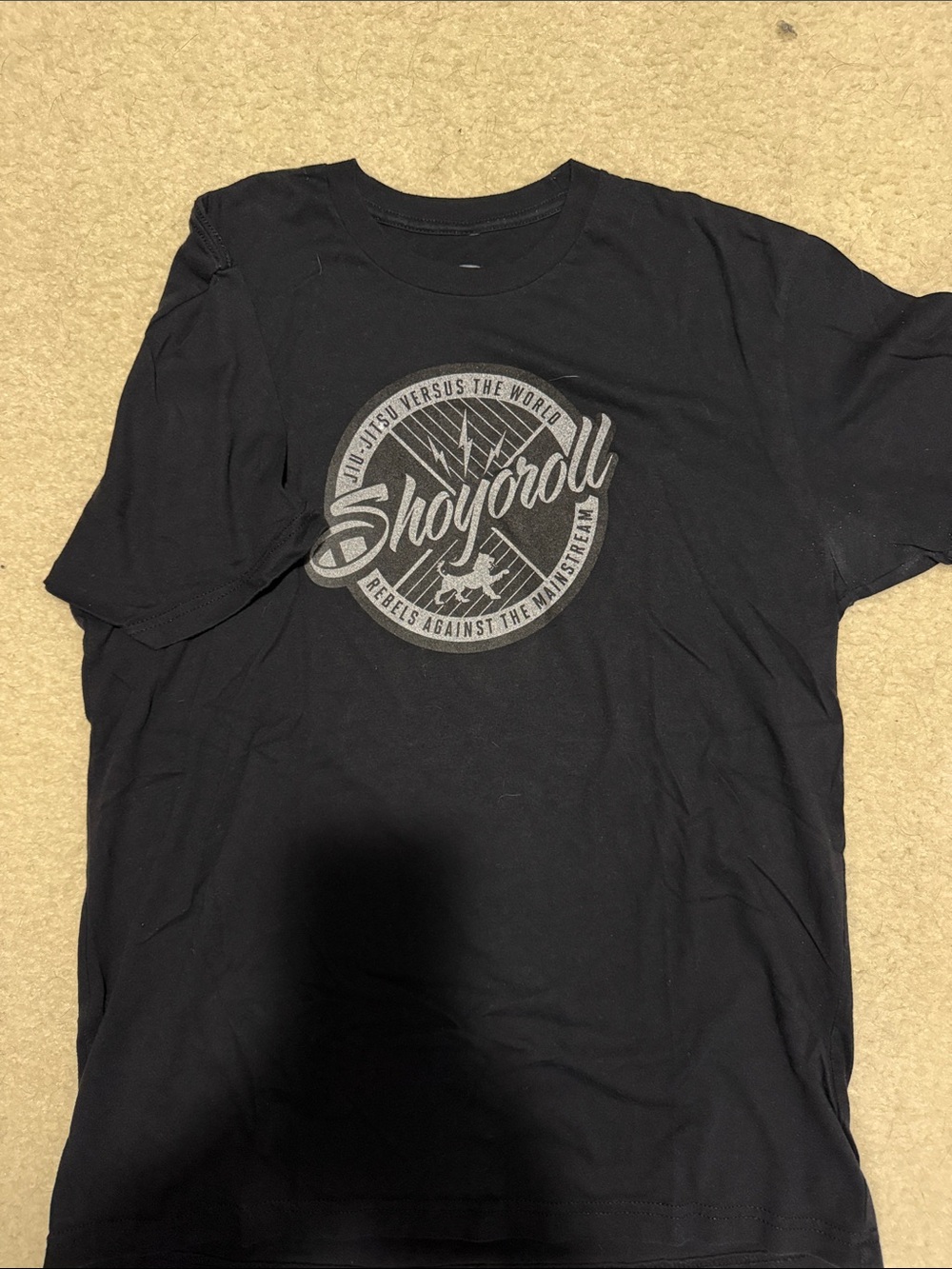 Shoyoroll Rebels against mainstream Men's Black Graphic Logo Tee